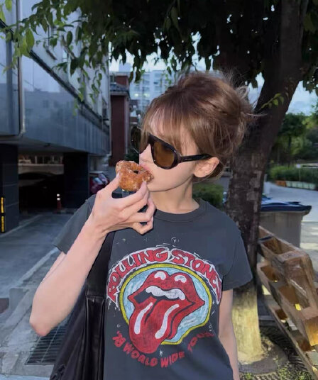 아메리칸 레트로 순면 프린트 몸매 가꾸기 긍정적 인 어깨 반팔 셔츠 여성 디자인 센스 맨위