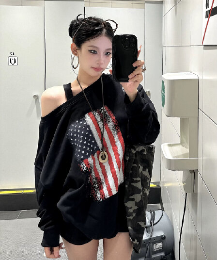 아메리칸 레트로 배너 프린트 비스듬한 어깨 긴팔 후드티 이른 가을 루즈핏 핫걸 슬림해 보이는 캐주얼 맨위 여성