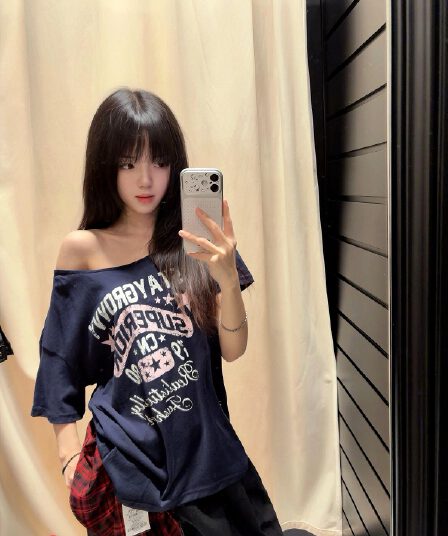 아메리칸 레트로 비스듬한 어깨 반팔 티셔츠 여성 여름 디자인 센스 작은 대중 오프숄더 핫걸 맨위