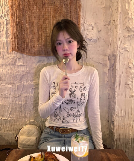 눈꽃 면 한 부서 레트로 수채화 낙서 프린트 긴팔 티셔츠 여성 얇은 스타일 몸매 가꾸기 슬림해 보이는 다용도 라운드 넥 맨위