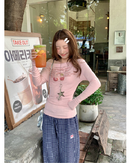 사람들 면 체리 프린트 오프숄더 긴팔 티셔츠 소녀 가을 2026 새로운 몸매 가꾸기 슬림해 보이는 오프숄더 맨위