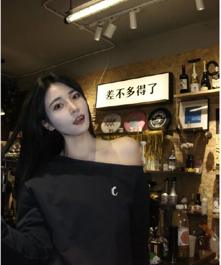 아메리칸 레트로 비스듬한 어깨 후드티 여성 가을 겨울 프린트 맨위