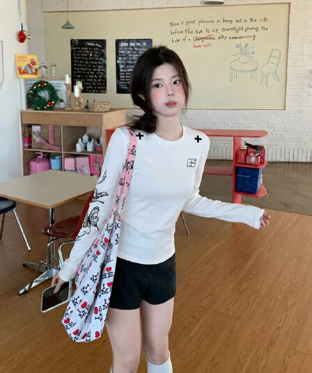 한 부서 라운드 넥 화이트 긴팔 티셔츠 여성 봄 가을 겨울 2026 새로운 몸매 가꾸기 슬림해 보이는 인사이드 가져 가라.