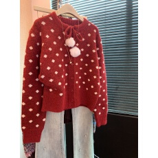 批发实拍红色氛围感穿搭毛衣外套<b class='q'>女</b>秋冬甜美温柔风设计感洋气针织开衫