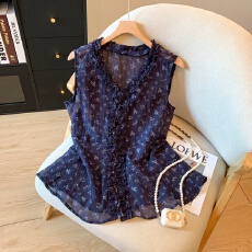 批发实拍法式木耳边碎花V领无袖背心衬衫女2026新款夏季轻薄<b class='q'>宽松</b>上衣