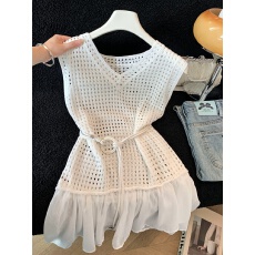 批发韩版2026夏新款V领<b class='q'>镂空</b>针织背心女无袖设计感屁帘拼接连衣裙上衣