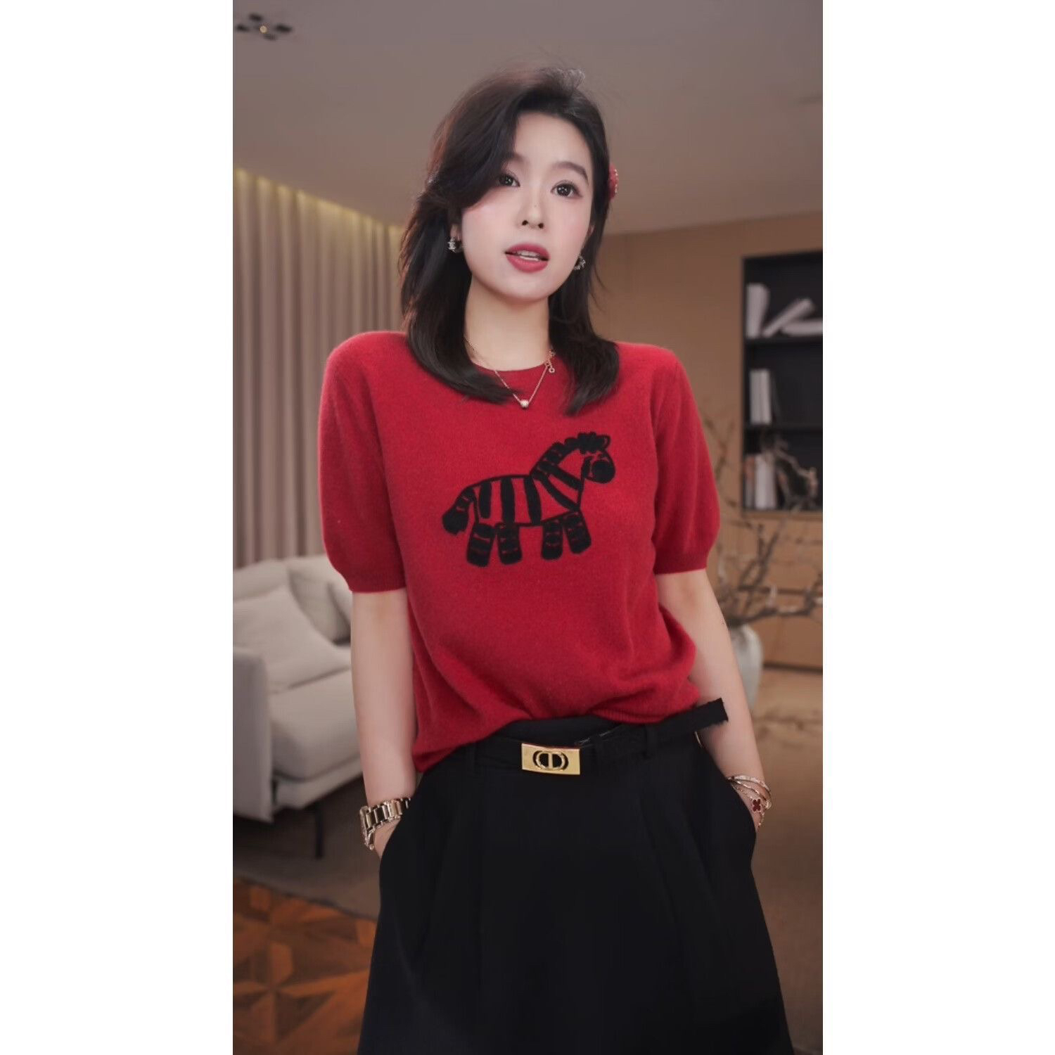 2026 새로운 폭발 고급 잘 생긴 미니멀리즘 출퇴근 바람 자수 얼룩말 라운드 넥 반팔 니트 스웨터 여성 단색