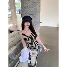 批发撞色条纹v领吊带<b class='q'>连衣裙</b>女夏季气质修身收腰长裙显瘦<b class='q'>开叉</b>包臀裙子