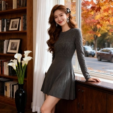 批发韩国轻熟优雅风设计感灰色针织毛衣连衣裙女秋冬收腰高级感打底裙