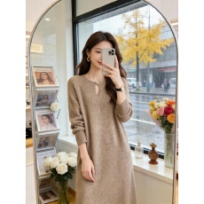 批发<b class='q'>韩国</b>氛围感珍珠一粒扣软糯针织<b class='q'>连衣裙</b>2025秋冬气质大衣内搭毛衣裙