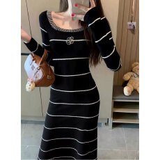 批发韩国高级感小香风<b class='q'>连衣裙</b>2025秋冬新款收腰显瘦气质长款条纹针织裙