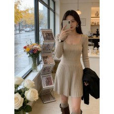 批发韩国高级感方领针织连衣裙女2026春季收腰显瘦气质小个子<b class='q'>百褶</b><b class='q'>短裙</b>