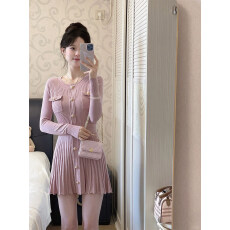 批发韩国风情万种的裙子女早春新款韩系气质小香风粉色长袖针织连衣裙