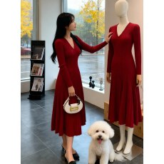 批发<b class='q'>韩国</b>2026年春装新款轻熟红色V领针织连衣裙女收腰气质高级感<b class='q'>长裙</b>