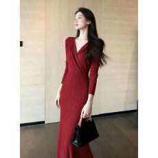 批发韩国红色V领针织长袖连衣裙子女早春2026新款轻熟风气质收腰<b class='q'>长裙</b>