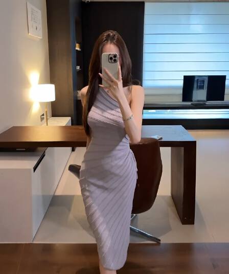 한국 품격 순수한 욕망 바람 섹시함 비스듬한 어깨 얼음 실크 드레스 디자인 센스 작은 대중 허리 수축 슬림해 보이는 ol 타이트 스커트 롱 스커트