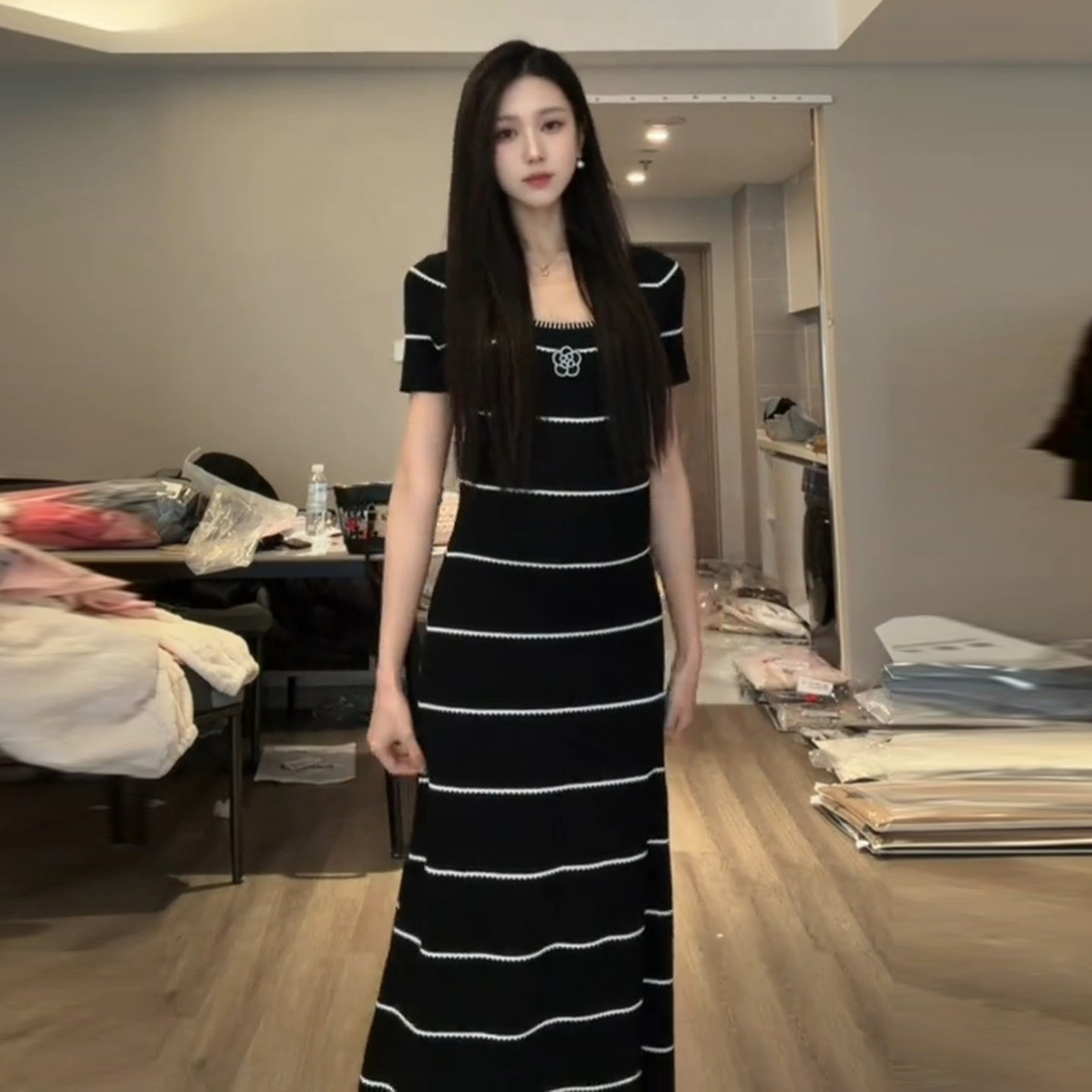 출산 착용 레트로 패션 스트라이프 검정색 몸매 가꾸기 여성 드레스 여름 반팔 광장 칼라 슬림해 보이는 롱 스커트 고급 센스