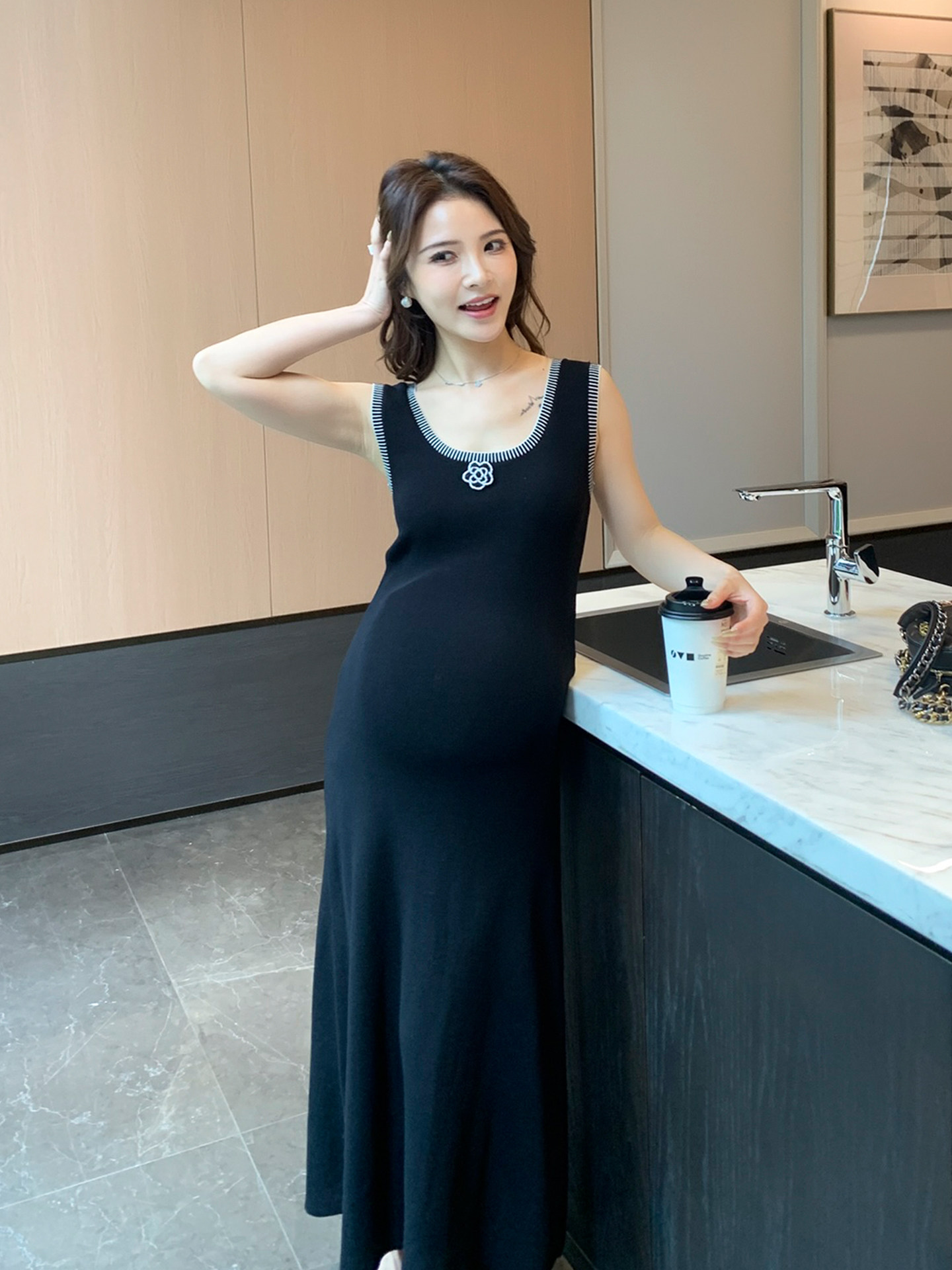 한국 출산 착용 여름 만나는 미니멀리즘 검정색 u 칼라 민소매 조끼 원피스 슬림해 보이는 검정색 빅 사이즈 롱 스커트