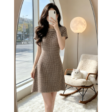 批发韩国气质千<b class='q'>鸟</b>格子条纹显瘦针织法式港味复古精致小香风冰丝连衣裙