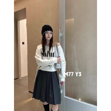 批发M77早秋新款韩版设计感小众斜肩字母印花时尚洋气减龄长袖<b class='q'>卫衣</b>女