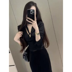 批发镂空开叉V领长袖<b class='q'>T</b><b class='q'>恤</b>女2025年秋冬新款修身显瘦百搭打底衫短款上衣