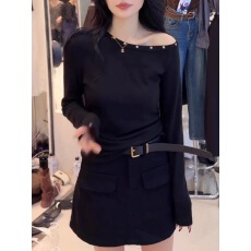 批发高级感咖色长袖<b class='q'>t</b><b class='q'>恤</b><b class='q'>女</b>秋季2025新款显瘦斜领露肩打底上衣