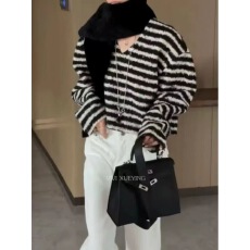 批发V领拼色条纹宽松长袖<b class='q'>T</b><b class='q'>恤</b>2025冬季新款女韩版气质显瘦时尚短款上衣