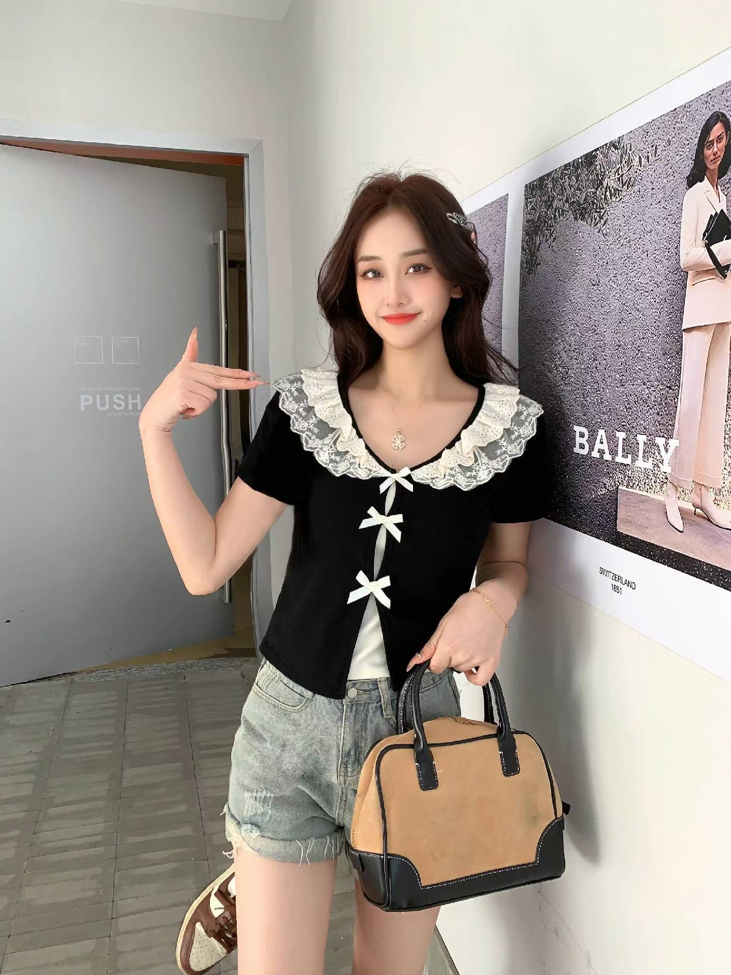 품격 프릴 V넥 반팔 티셔츠 여성 여름 2026 새로운 패션 미니멀리즘 고유 한 슈퍼 잘 생긴 싱글 착용 맨위
