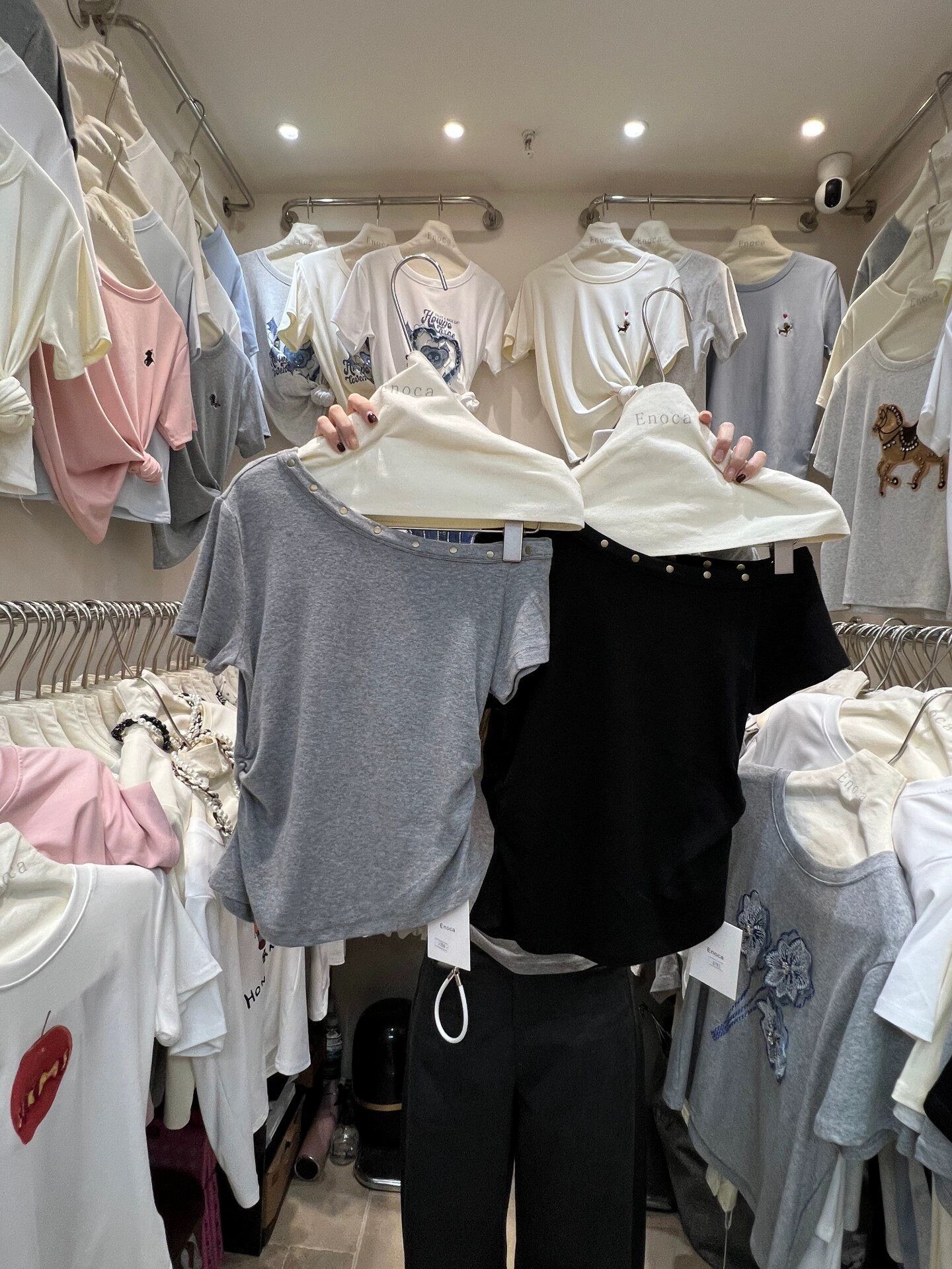 열세 개 2026 봄 여름 새로운 비스듬한 칼라 오프숄더 반팔 티셔츠 여성 불규칙 주름 허리 수축 슬림해 보이는 맨위