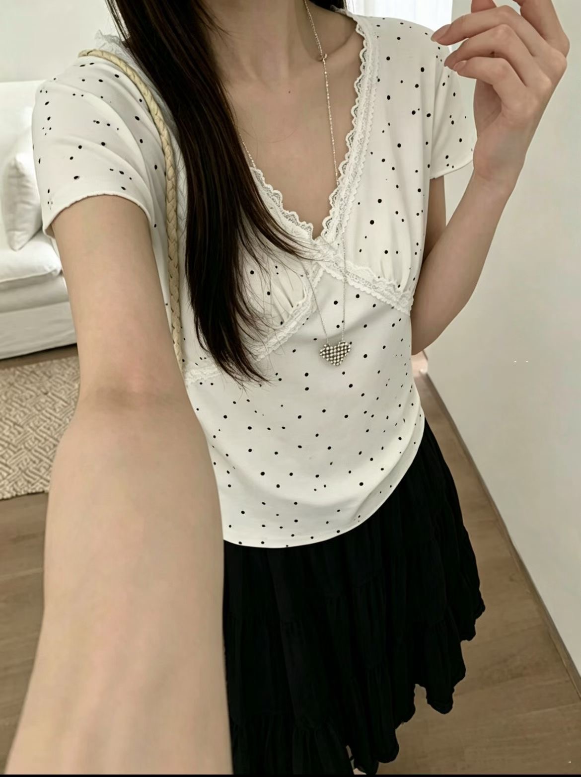 레이스 측면 패치워크 V넥 반팔 티셔츠 여성 여름 2026 새로운 자이언트 잘 생긴 도트 무늬 디자인 센스 맨위