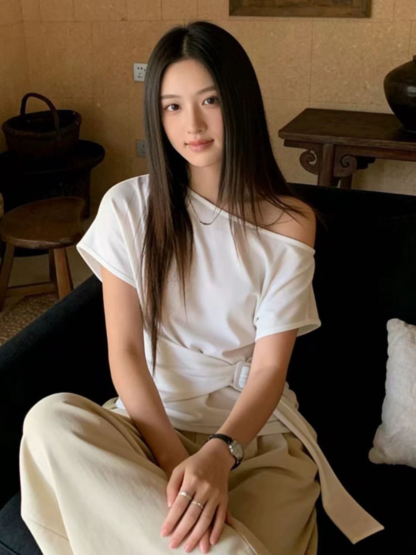 한 부서 초여름 착용 가져 가라. 고유 한 스트랩 비스듬한 어깨 의류 여성 2026 여름 새로운 반팔 티셔츠 디자인 센스 작은 대중