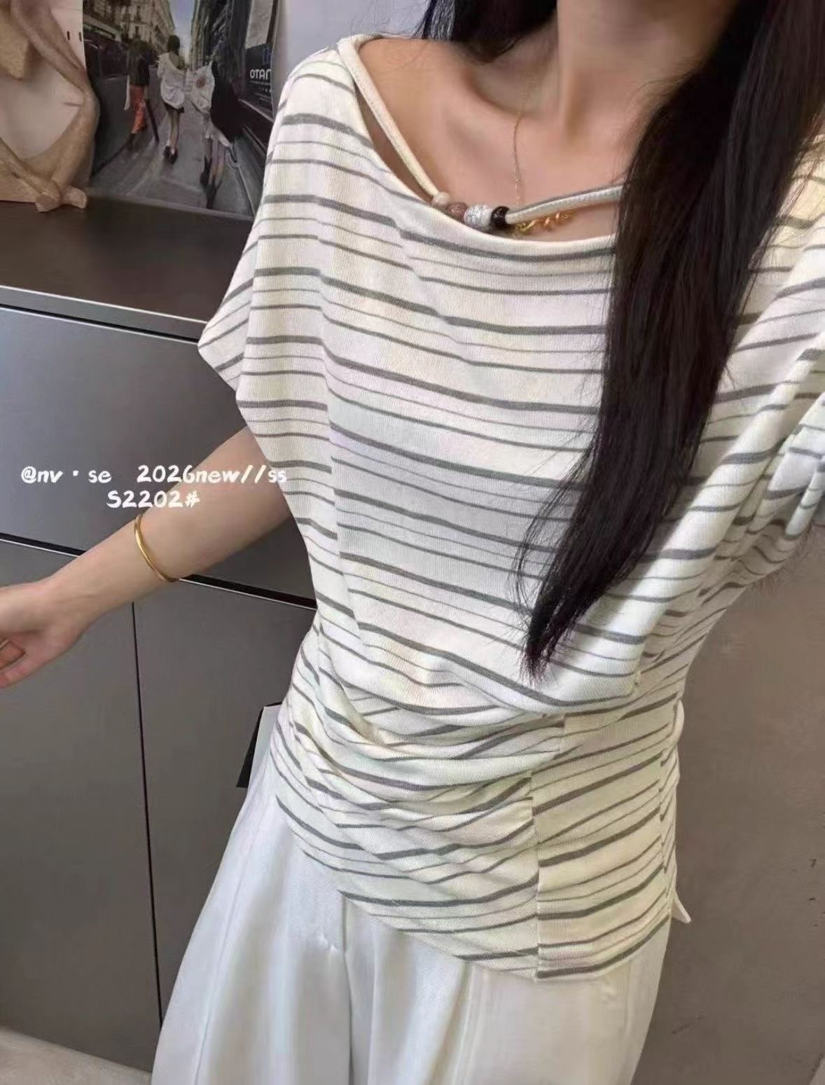 2026 여름 새로운 한국 스타일 패션 다용도 슬림해 보이는 스트라이프 비스듬한 어깨 반팔 티셔츠 여성 셔츠 여성