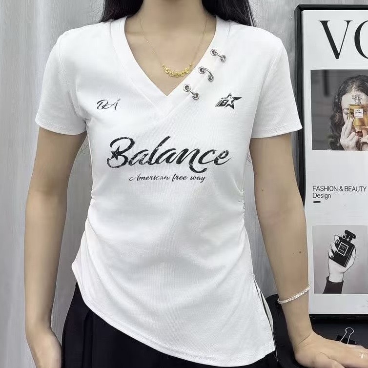 핫걸 바람 V넥 반팔 티셔츠 여성 2026 여름 알파벳 프린트 허리 수축 불규칙 트임 몸매 가꾸기 슬림해 보이는 맨위