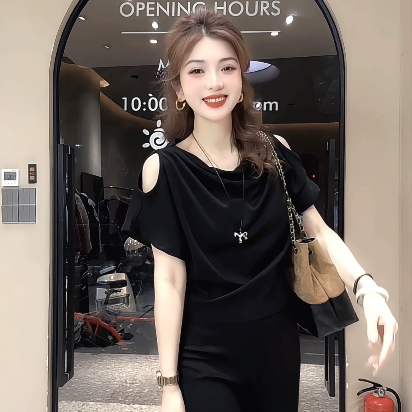디자인 센스 작은 대중 오프숄더 흔들다 칼라 반팔 티셔츠 여성 2026 여름 새로운 한 부서 느긋한 바람 캐주얼 맨위 트렌디