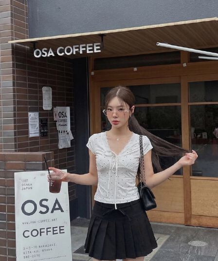 화이트 도트 무늬 V넥 반팔 티셔츠 여성 여름 2026 새로운 쇼트 스타일 몸매 가꾸기 슬림해 보이는 레이스 디자인 센스 맨위