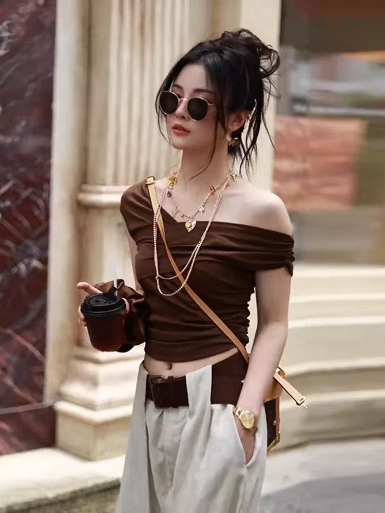 여름 Chic 핫걸 십자가 비스듬한 어깨 주름 몸매 가꾸기 쇼트 스타일 맨위 디자인 센스 작은 대중 커피 색상 반팔 티셔츠 여성