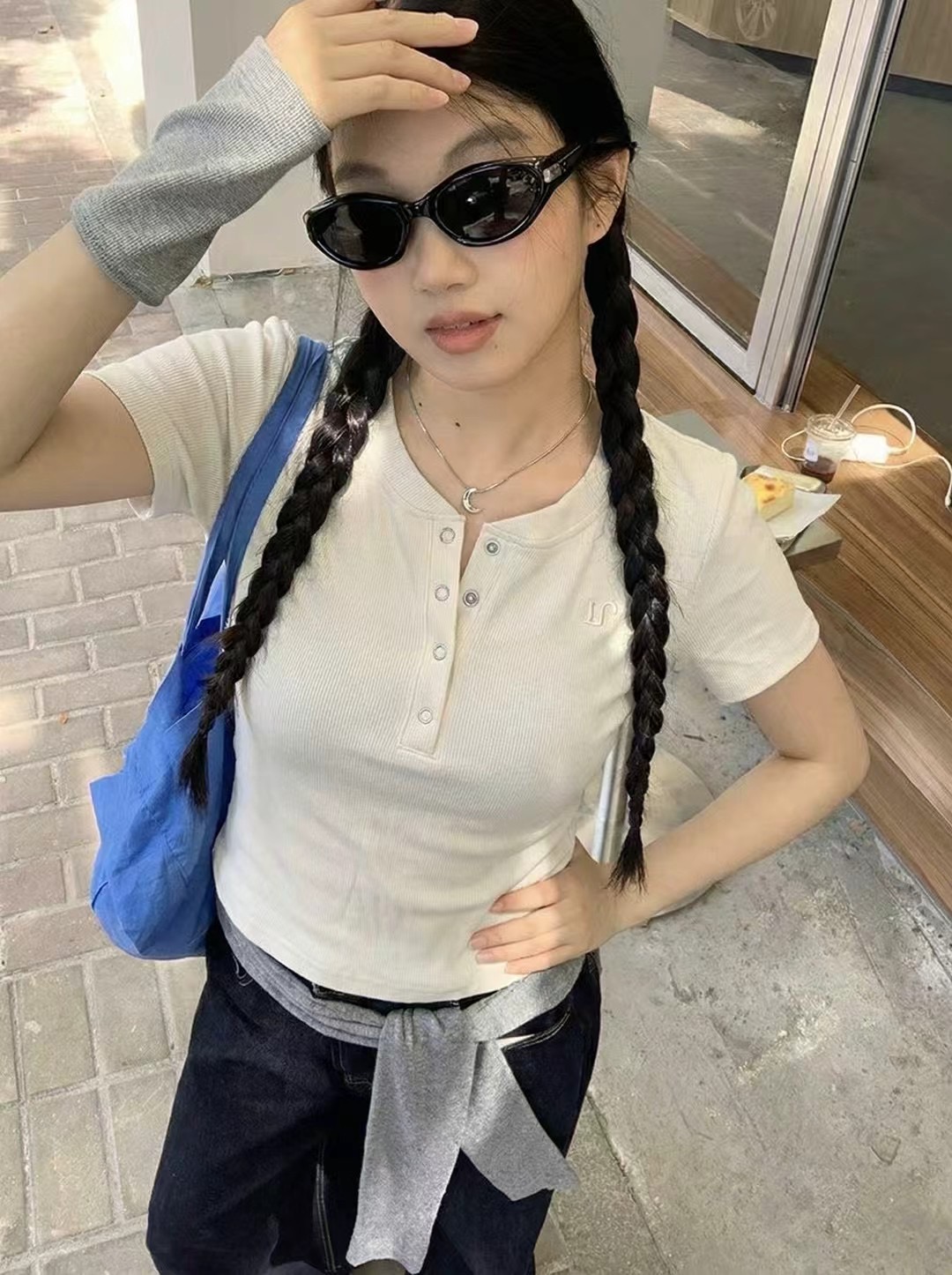 한 부서 헨리 칼라 긍정적 인 어깨 티셔츠 여자 자수 반팔 여름 쇼트 스타일 몸매 가꾸기 맨위