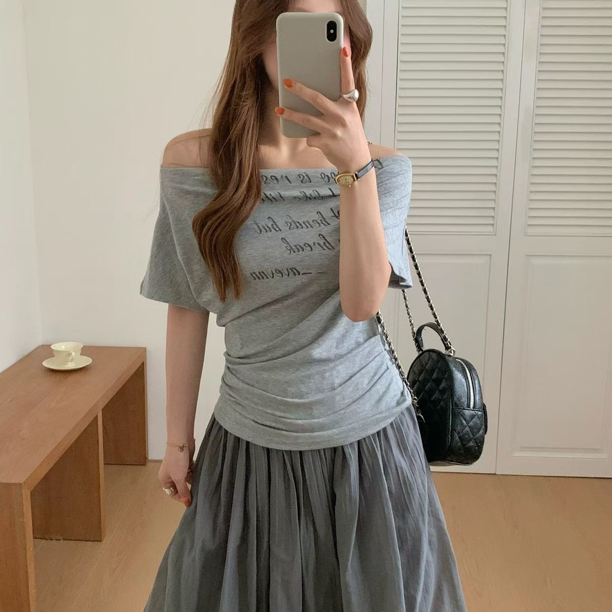 작은 p 의류 역 한 부서 알파벳 프린트 반팔 티셔츠 여성 여름 핫걸 검정색 몸매 가꾸기 슬림해 보이는 쇼트 스타일 비스듬한 어깨 의류