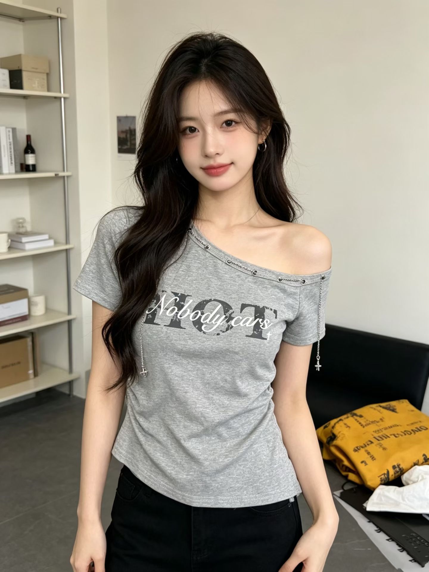 Chic 비스듬한 칼라 오프숄더 달콤한 매운맛 반팔 티셔츠 여름 새로운 주름 몸매 가꾸기 슬림해 보이는 불규칙 맨위 품격