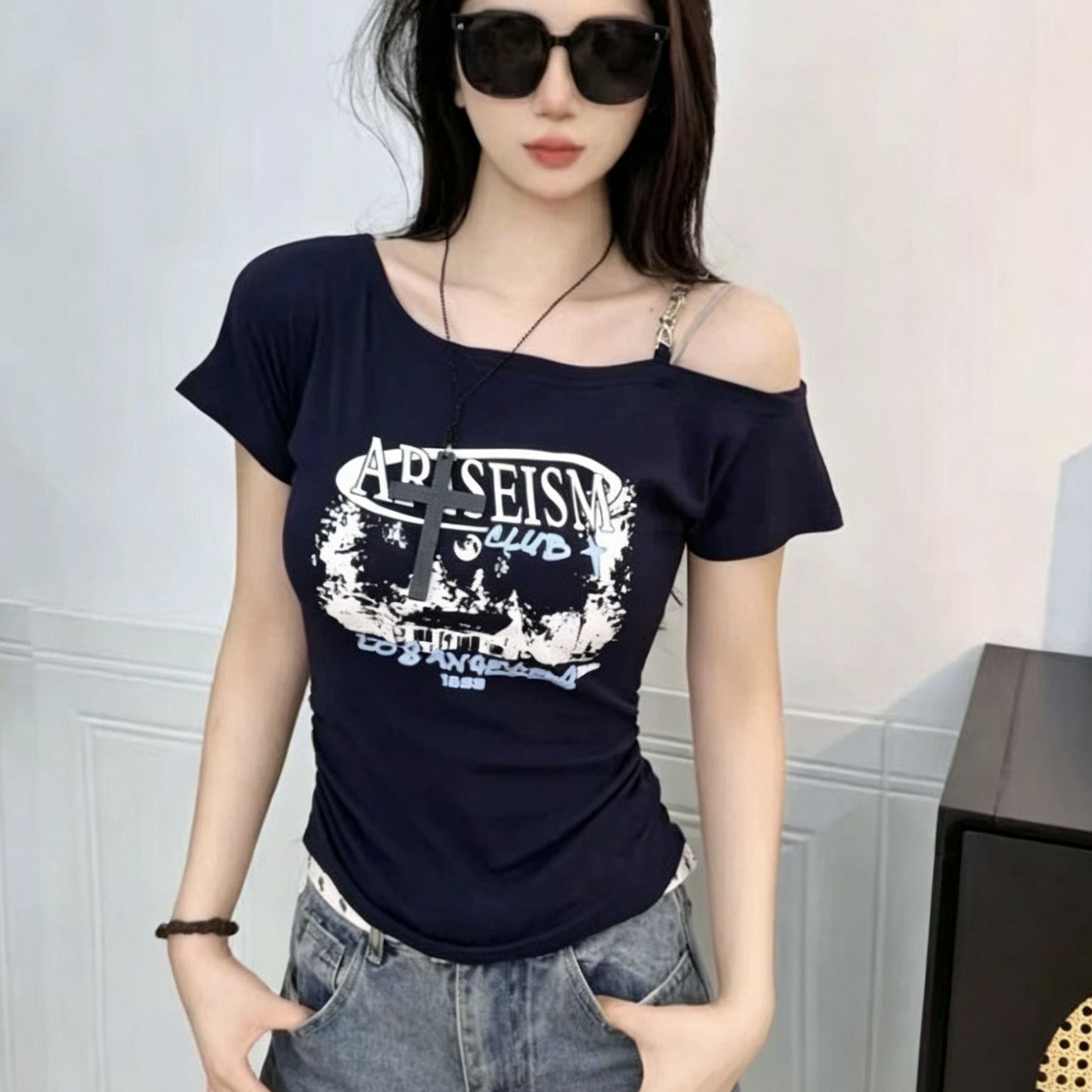 비스듬한 칼라 반팔 티셔츠 여성 여름 2026 새로운 아메리칸 레트로 달콤한 핫걸 오프숄더 몸매 가꾸기 품격 맨위