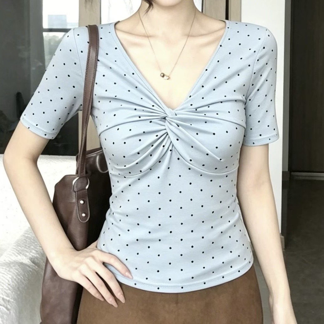 한 부서 도트 무늬 비틀림 V넥 반팔 티셔츠 여성 여름 순수한 욕망 바람 핫걸 몸매 가꾸기 슬림해 보이는 디자인 센스 긍정적 인 어깨 의류
