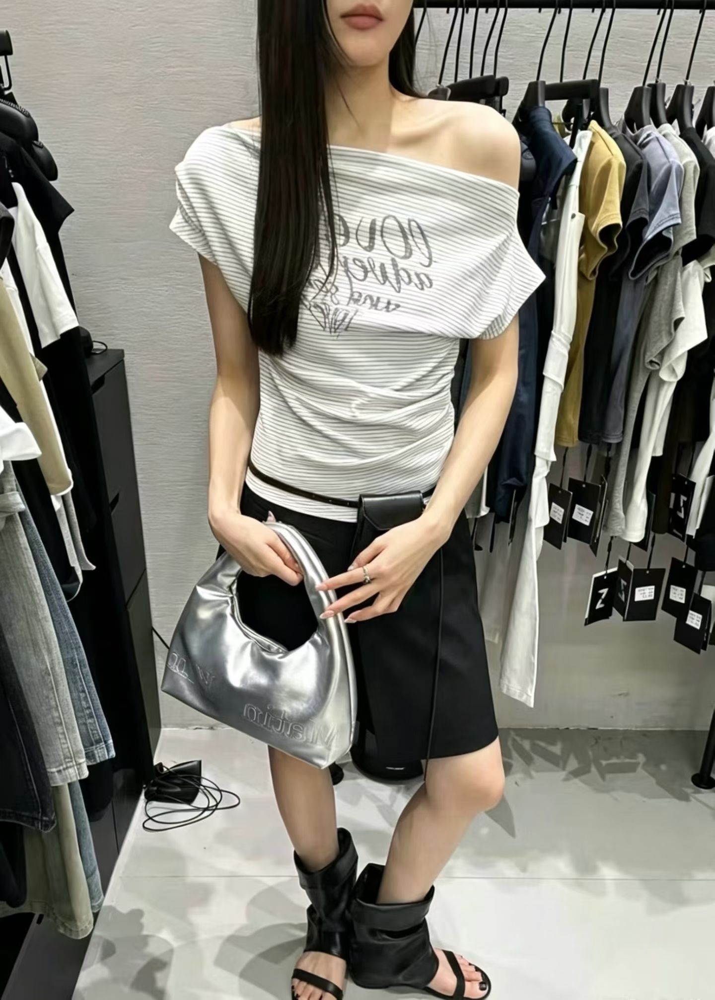 트렌드 비스듬한 어깨 스트라이프 프린트 펌프 Pleat 반팔 티셔츠 여성 셔츠