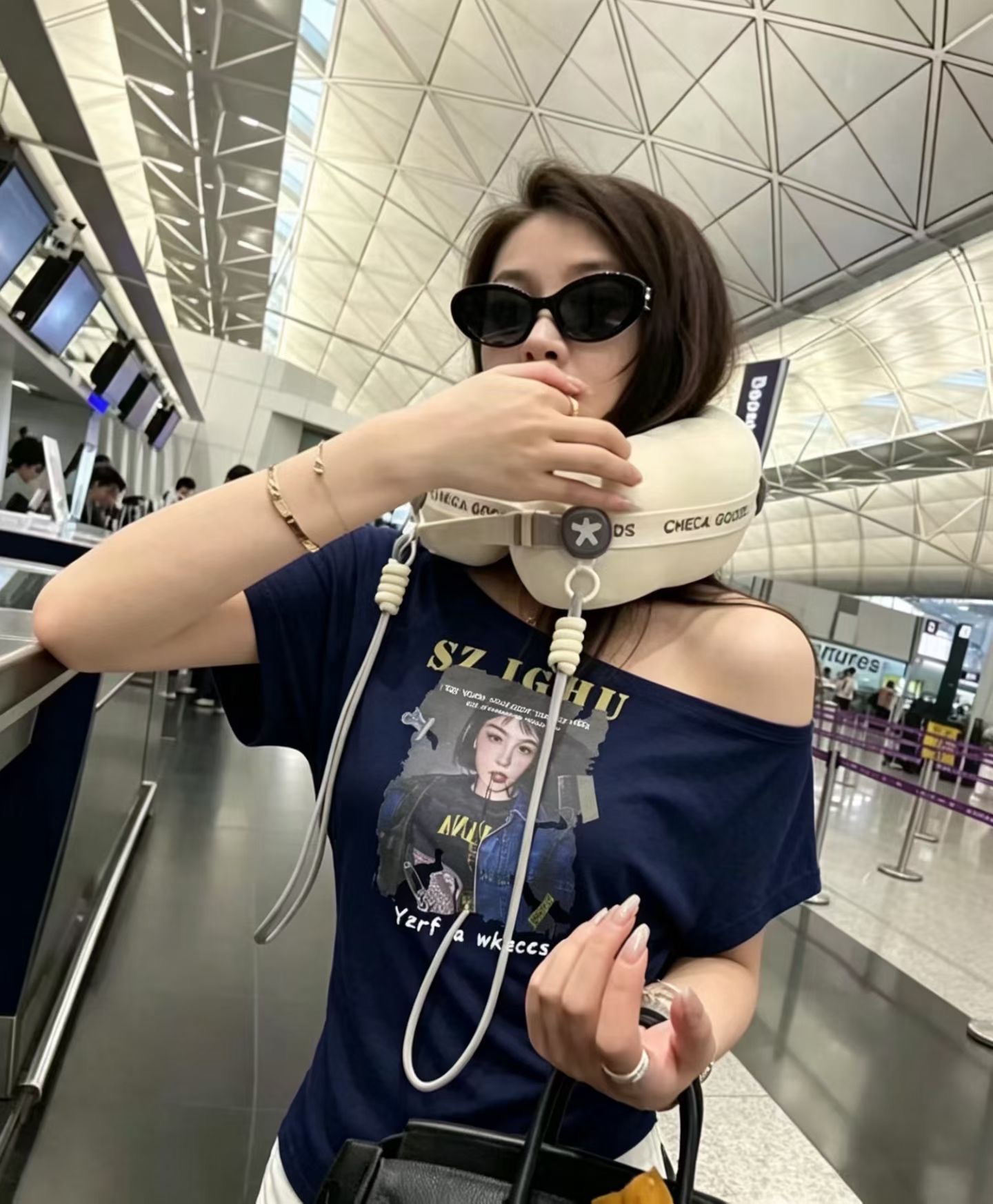 레트로 프린트 비스듬한 어깨 반팔 티셔츠 여성 2026 여름 몸매 가꾸기 슬림해 보이는 오프숄더 쇼트 스타일 핫걸 동정 맨위