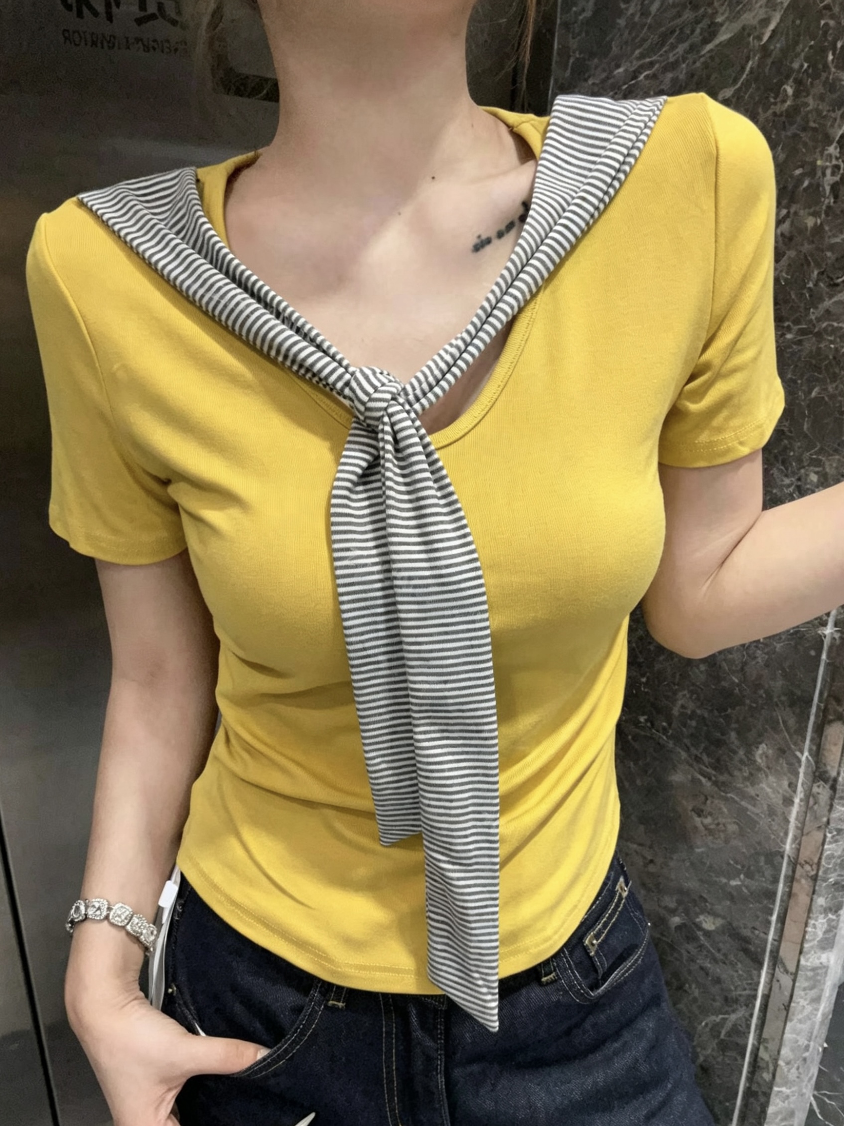 페이크 레이어드 스트라이프 숄 레이스업 u 칼라 반팔 티셔츠 여성 여름 새로운 한 부서 학원 스타일 주름 몸매 가꾸기 맨위