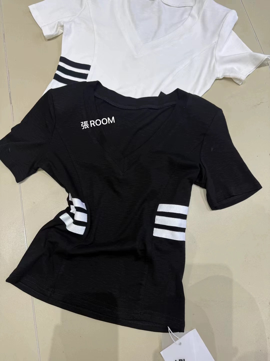 장 room 새로운 2026 한국 스타일 V넥 스트라이프 패치워크 몸매 가꾸기 슬림해 보이는 다용도 반팔 티셔츠 여성 셔츠