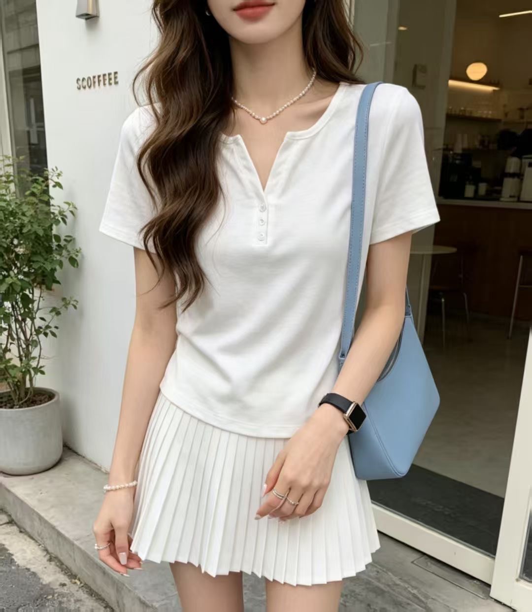 회색 작은 V넥 단추 긍정적 인 어깨 반팔 티셔츠 여성 2026 년 여름 새로운 한 부서 캐주얼 미니멀리즘 슬림해 보이는 맨위