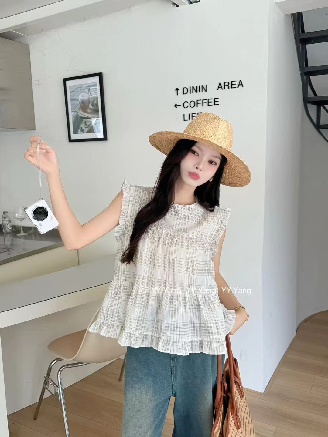 프랑스식 달콤한 스타일 레이스 작은 날다 소매 검정색 도트 무늬 시폰 셔츠 여성 여름 새로운 외국 가스 연령 감소 라운드 넥 맨위