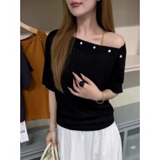 批发韩版气质斜肩一字领短袖<b class='q'>T</b><b class='q'>恤</b>女2026夏季新品贝壳扣装饰舒适上衣