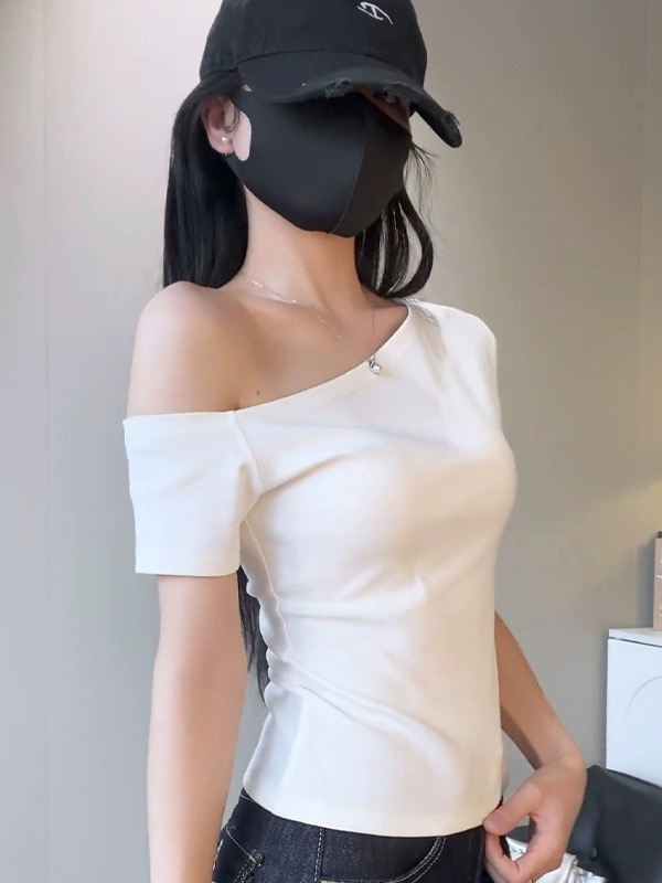화이트 비스듬한 어깨 오프숄더 반팔 티셔츠 여성 2025 새로운 여름 디자인 센스 몸매 가꾸기 쇼트 스타일 슬림해 보이는 핫걸 맨위