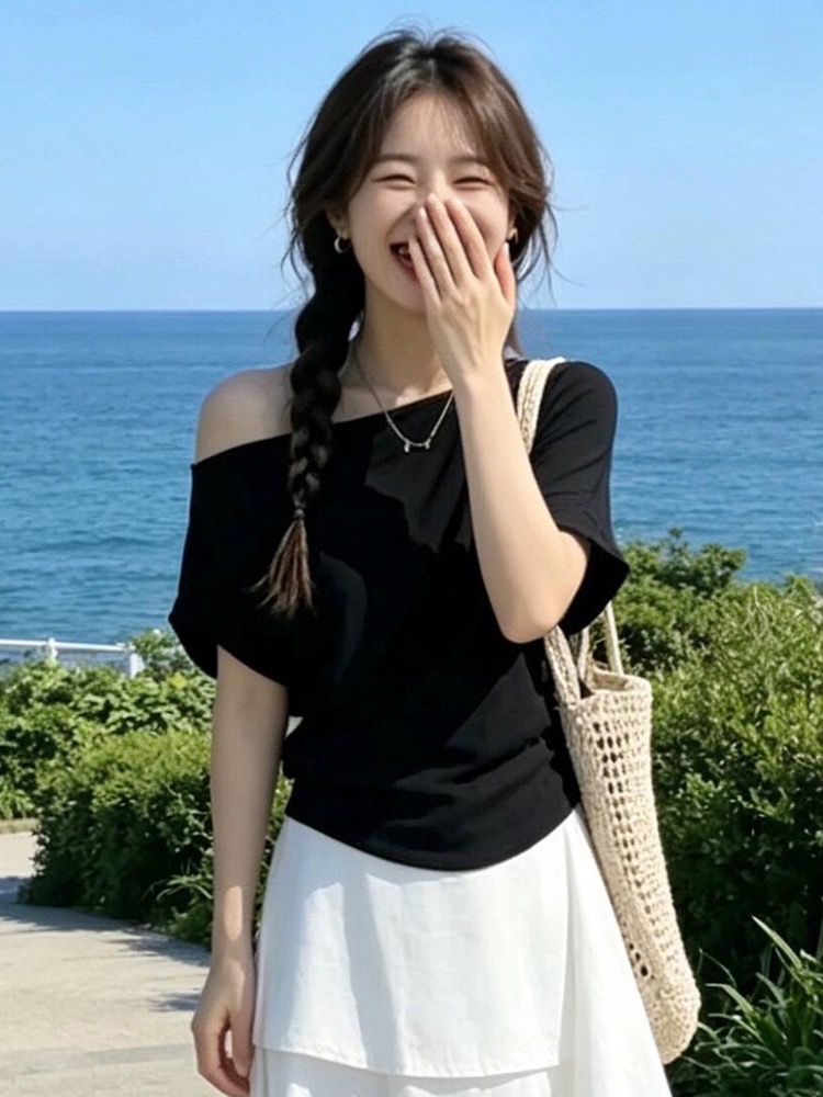 한 부서 검정색 보트넥 반팔 티셔츠 여성 여름 2026 고유 한 아름다운 달콤한 매운맛 바람 비스듬한 어깨 고급 센스 맨위